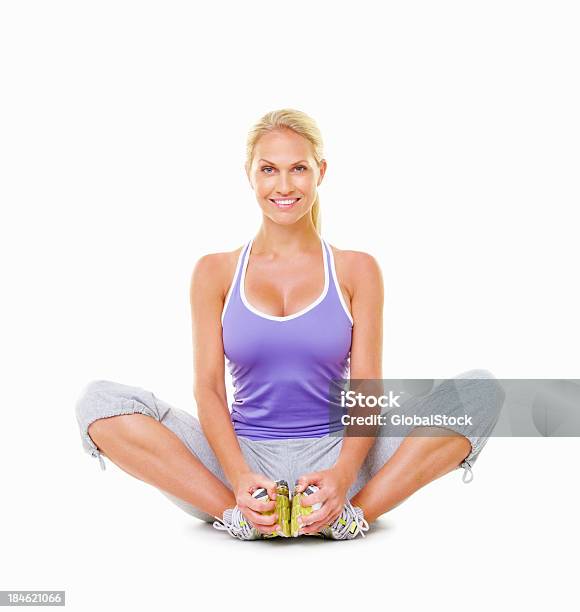 Lächelnde Frau Tun Yoga Stockfoto und mehr Bilder von Yoga - Yoga, Freisteller – Neutraler Hintergrund, Blick in die Kamera