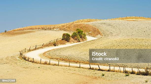 Moto Country Road In Val Dorcia Toskana Stockfoto und mehr Bilder von Abgeschiedenheit - Abgeschiedenheit, Abwesenheit, Agrarbetrieb