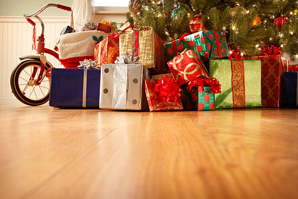 presenta en el árbol de navidad - debajo de fotografías e imágenes de stock