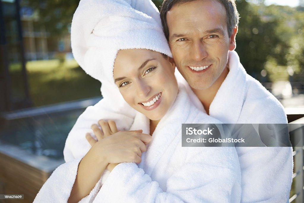Счастливая пара в спа-центр - Стоковые фото 30-39 лет роялти-фри