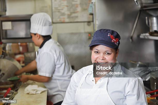 Köche In Der Küche Der Mexikanischen Restaurant Stockfoto und mehr Bilder von Frauen über 40 - Frauen über 40, Kochberuf, Mexikanische Kultur