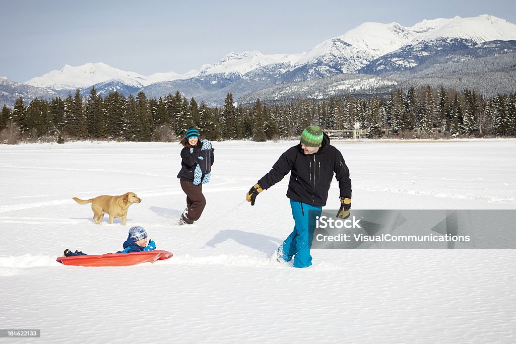 Семья весело на снегу. - Стоковые фото Активный образ жизни роялти-фри