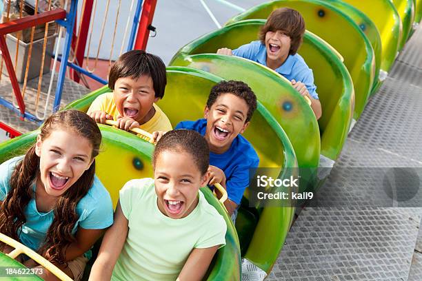 Photo libre de droit de Enfants Un Roller Coaster À Cheval banque d'images et plus d'images libres de droit de Montagnes russes - Montagnes russes, Enfant, Attraction foraine - Équipement de loisirs