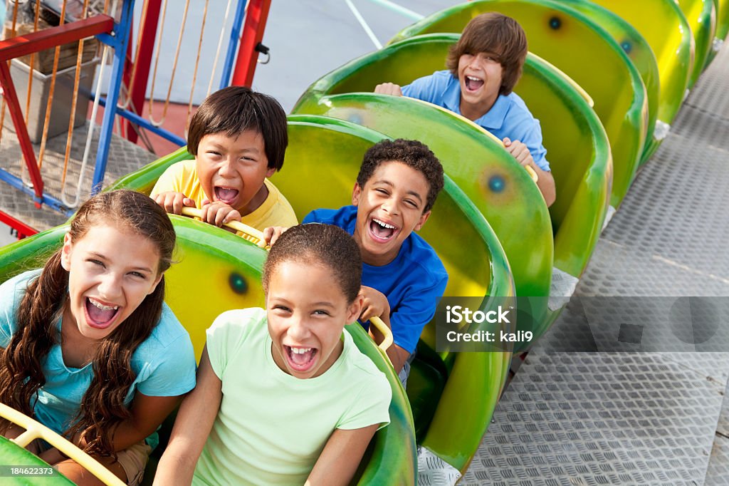 Crianças montar uma montanha-russa - Foto de stock de Montanha-Russa royalty-free