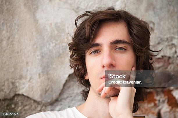 Foto de Jovem Olhando Para A Câmera e mais fotos de stock de Cabelo Comprido - Cabelo Comprido, Meninos Adolescentes, 16-17 Anos