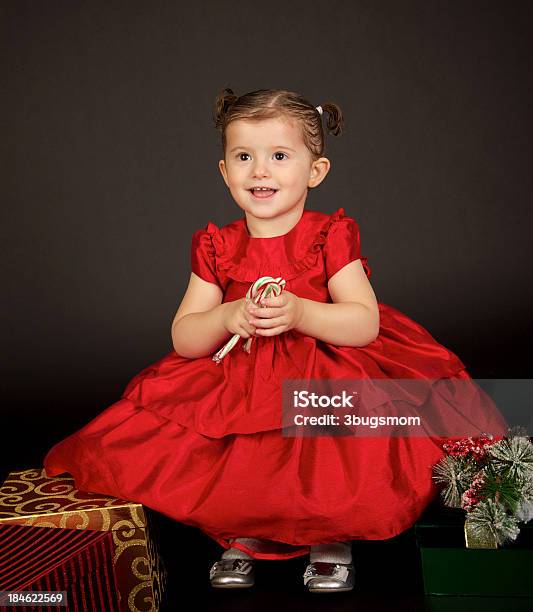 Photo libre de droit de Adorable Petite Fille De Noël Dans Une Robe Rouge Avec Cadeaux banque d'images et plus d'images libres de droit de 18-23 Mois