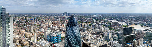 超高層ビルロンドンの金融地区のパノラマ - crane skyline uk tower of london ストックフォトと画像