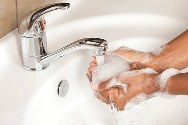 lavar à mão de consciência. - one person sink washing hands bathroom - fotografias e filmes do acervo