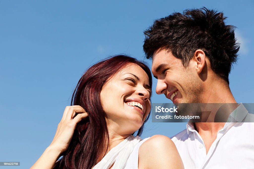 Retrato de la feliz pareja joven - Foto de stock de Abrazar libre de derechos