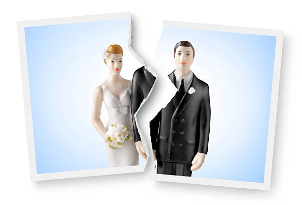 divorce. torn photograph of wedding cake topper. - 小雕像 圖片 個照片及圖片檔