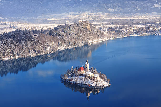 bled island - castle slovenia winter snow stock-fotos und bilder
