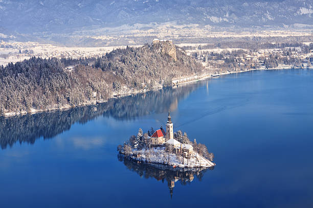 bled island - castle slovenia winter snow photos et images de collection