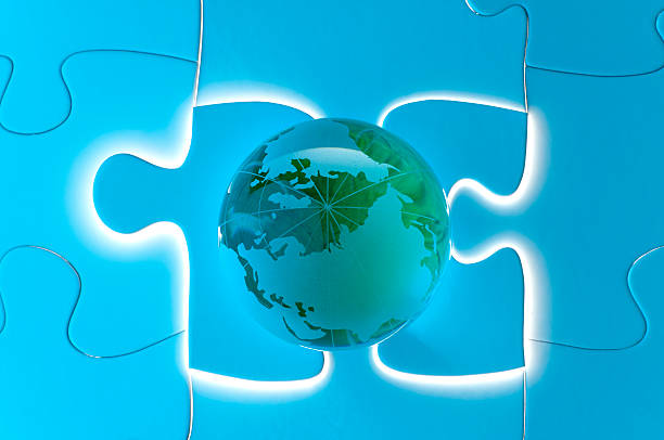 solución global concepto de globo con verde - transparent puzzle glass jigsaw puzzle fotografías e imágenes de stock