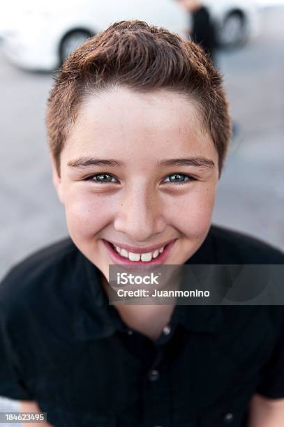 Criança Sorridente - Fotografias de stock e mais imagens de Rapazes - Rapazes, Criança, 10-11 Anos