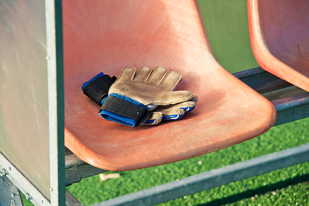 rękawice bramkarskie na ławce - soccer bench soccer player sport zdjęcia i obrazy z banku zdjęć