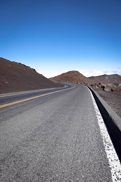 highway acima das nuvens - haleakala national park mountain winding road road - fotografias e filmes do acervo