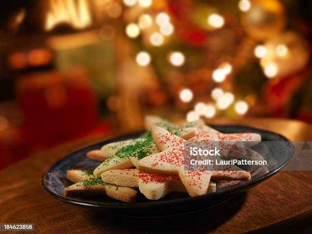 Photo libre de droit de Biscuits Au Sucre En Forme À La Période De Noël banque d'images et plus d'images libres de droit de Aliment - Aliment, Alimentation lourde, Aliments et boissons