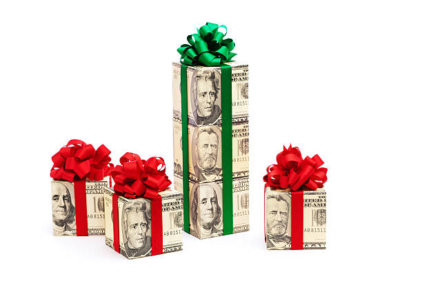contanti regalo con fiocchi rossi e verdi su bianco - currency perks gift bow foto e immagini stock