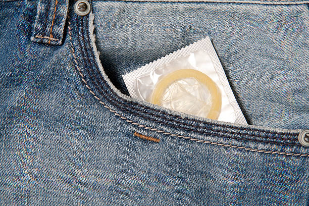 préservatif - teenage sex photos et images de collection