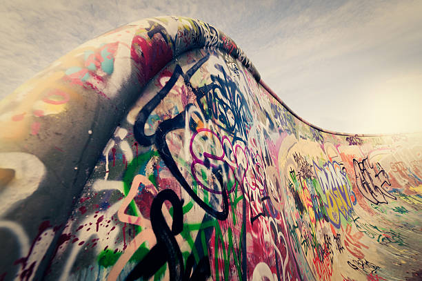 die auffahrt - skateboard park ramp skateboard graffiti stock-fotos und bilder