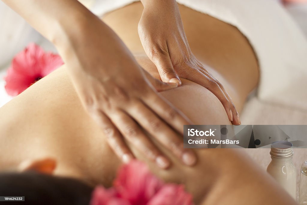 massage im spa - Lizenzfrei Massieren Stock-Foto