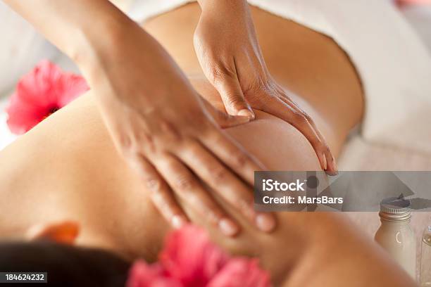 Massage Im Spa Stockfoto und mehr Bilder von Massieren - Massieren, Rücken, Blume