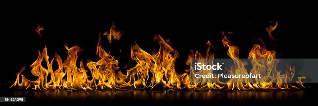 Lunga isolato parete di bruciare il fuoco di fiamma - Foto stock royalty-free di Fiamma