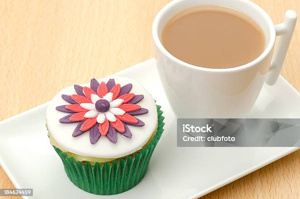 Cupcake Ghiacciato Con Una Tazza Di Tè - Fotografie stock e altre immagini di Cibi e bevande - Cibi e bevande, Cibo, Composizione orizzontale