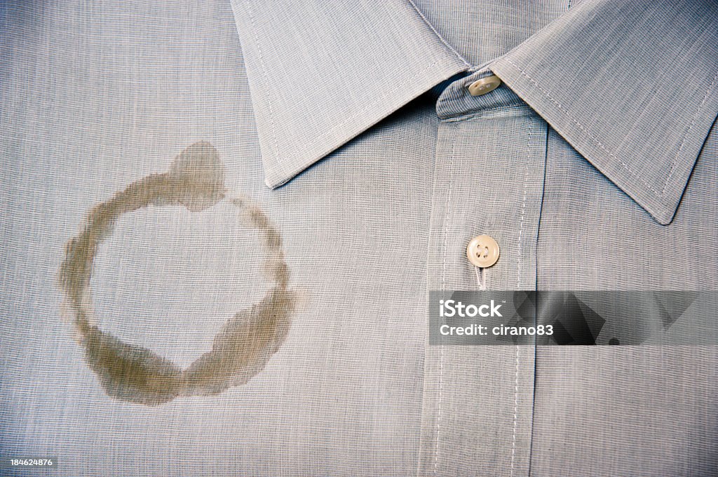 Kawa plamy na czystej i składany Koszula - Zbiór zdjęć royalty-free (Odzież)