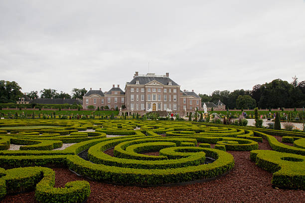 palazzo e giardino - apeldoorn foto e immagini stock