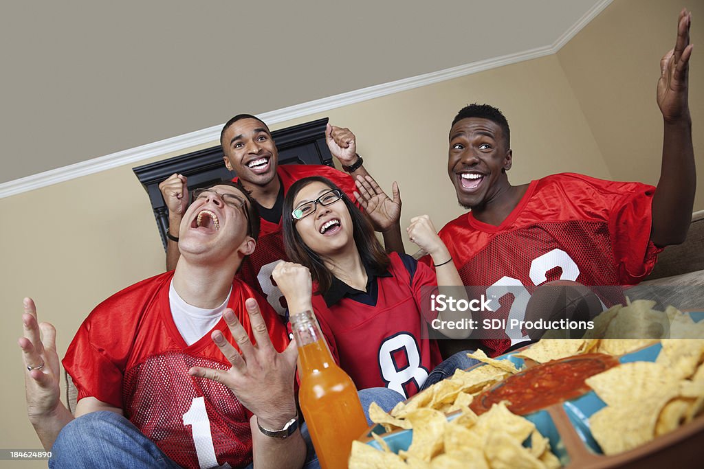 Begeistert Fußball-fans in dem Spiel auf dem Fernseher - Lizenzfrei Amerikanischer Football Stock-Foto