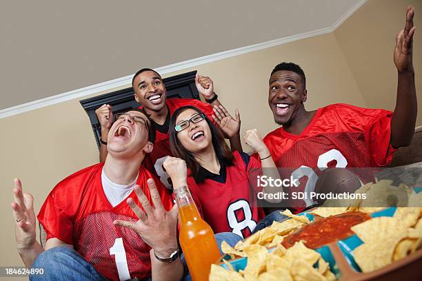 Begeistert Fußballfans In Dem Spiel Auf Dem Fernseher Stockfoto und mehr Bilder von Amerikanischer Football