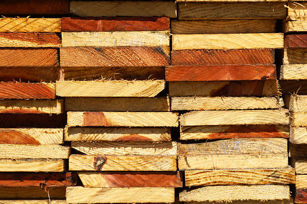 куча просто измельченный побережье redwood lumber - timber lumber industry redwood stack стоковые фото и изображения