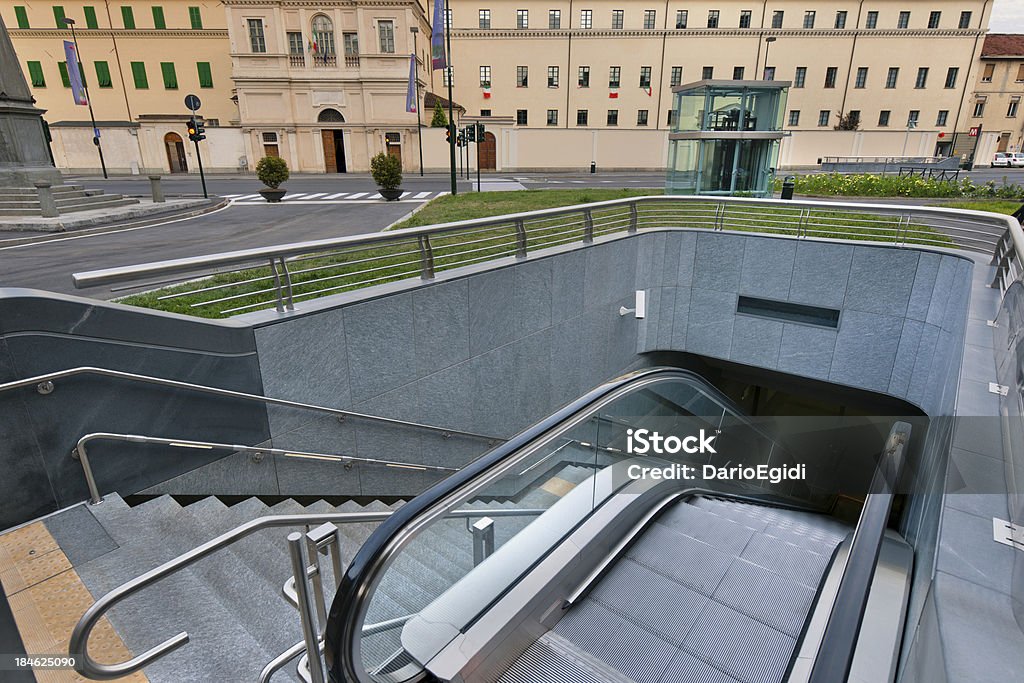 Architettura Torino metropolitan esterior - Foto stock royalty-free di Accesso con la sedia a rotelle
