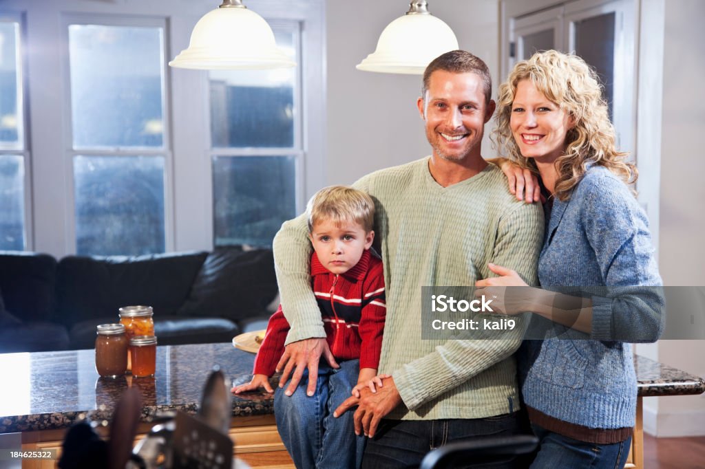 Família de três na cozinha - Royalty-free 2-3 Anos Foto de stock