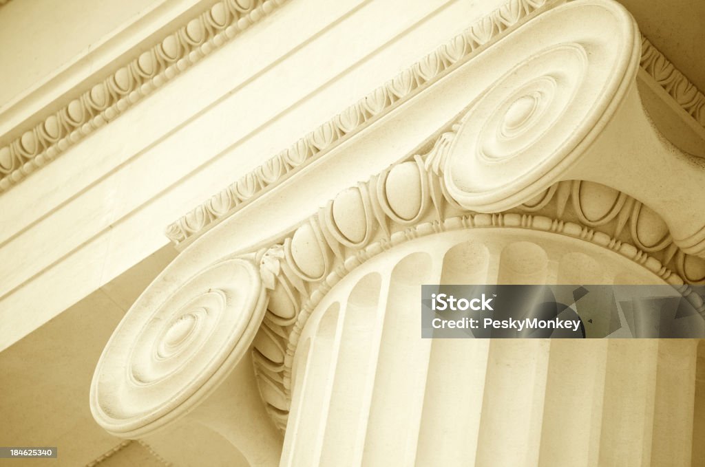 Mármol blanco de la columna iónica Scroll representa, primer plano - Foto de stock de Columna arquitectónica libre de derechos
