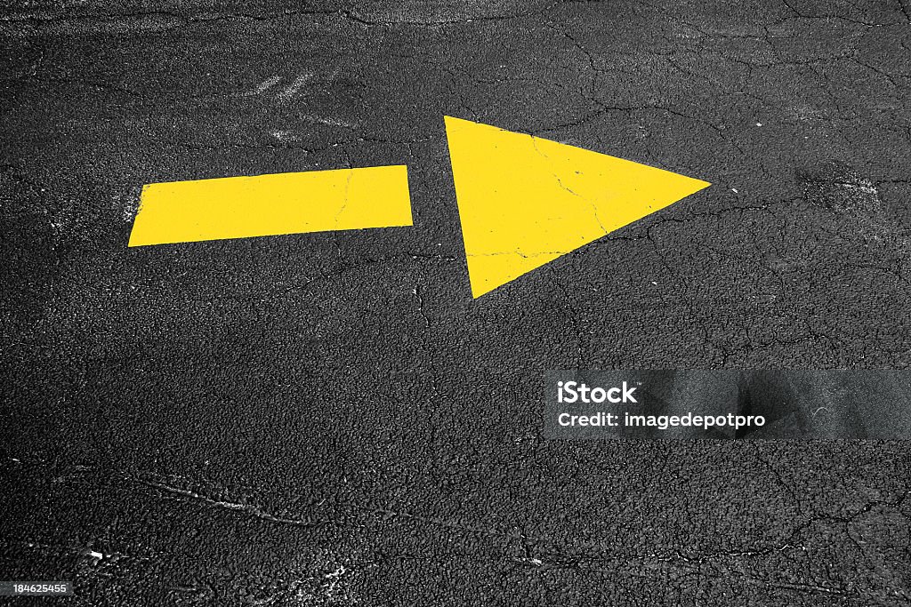 黄色アロウのアスファルト道路 - ひびが入ったのロイヤリティフリーストックフォト