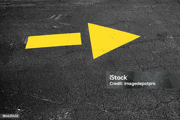 黄色アロウのアスファルト道路 - ひびが入ったのストックフォトや画像を多数ご用意 - ひびが入った, アスファルト, インフォメーションのマーク