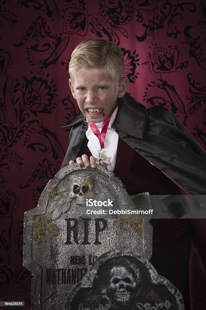 Vampir junge versteckt sich hinter einem Grabstein - Lizenzfrei Graf Dracula Stock-Foto