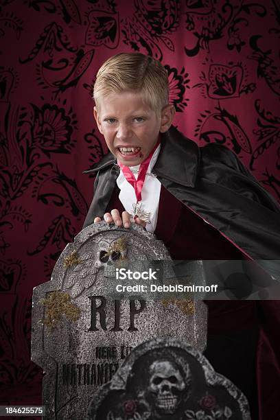Vampir Junge Versteckt Sich Hinter Einem Grabstein Stockfoto und mehr Bilder von Graf Dracula - Graf Dracula, Jungen, Angst