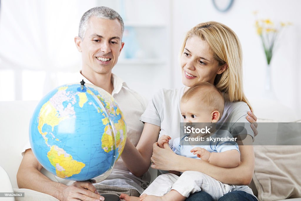 Família de três pessoas beneficiando em casa. - Royalty-free 12-15 Meses Foto de stock