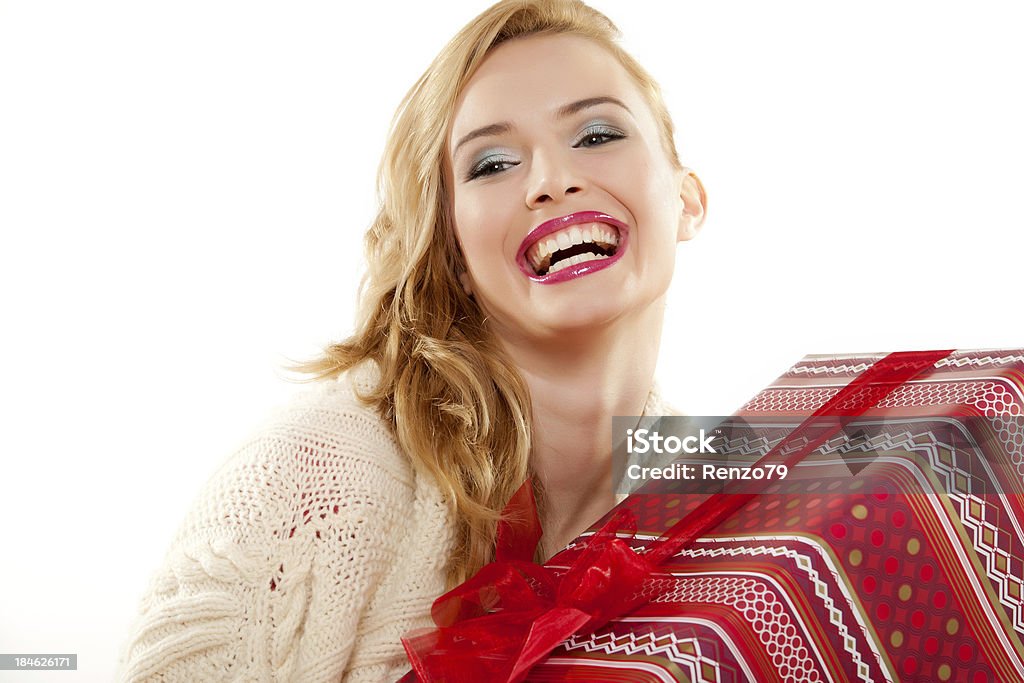 Jovem mulher com um presente de natal - Foto de stock de Abraçar royalty-free