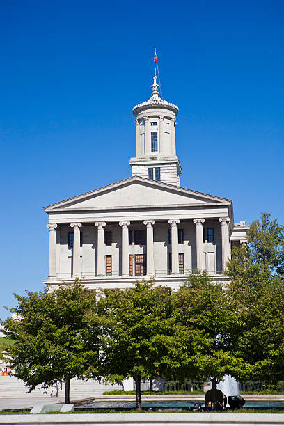 capitólio do estado do tennessee edifício em nashville - nashville tennessee state capitol building federal building imagens e fotografias de stock