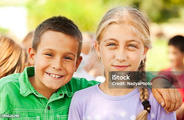 Criança Em Idade Escolar - Fotografias de stock e mais imagens de 10-11 Anos - 10-11 Anos, Amizade, Ao Ar Livre