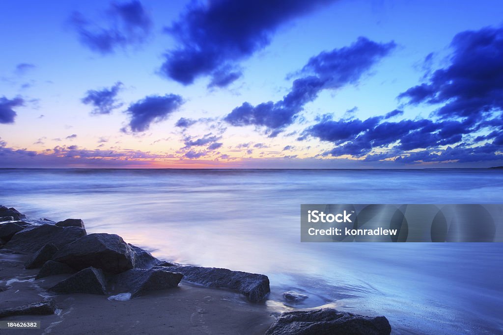 Oceano calmo e Praia ao pôr do sol-Exposição Longa Imagem HDR - Royalty-free Amanhecer Foto de stock