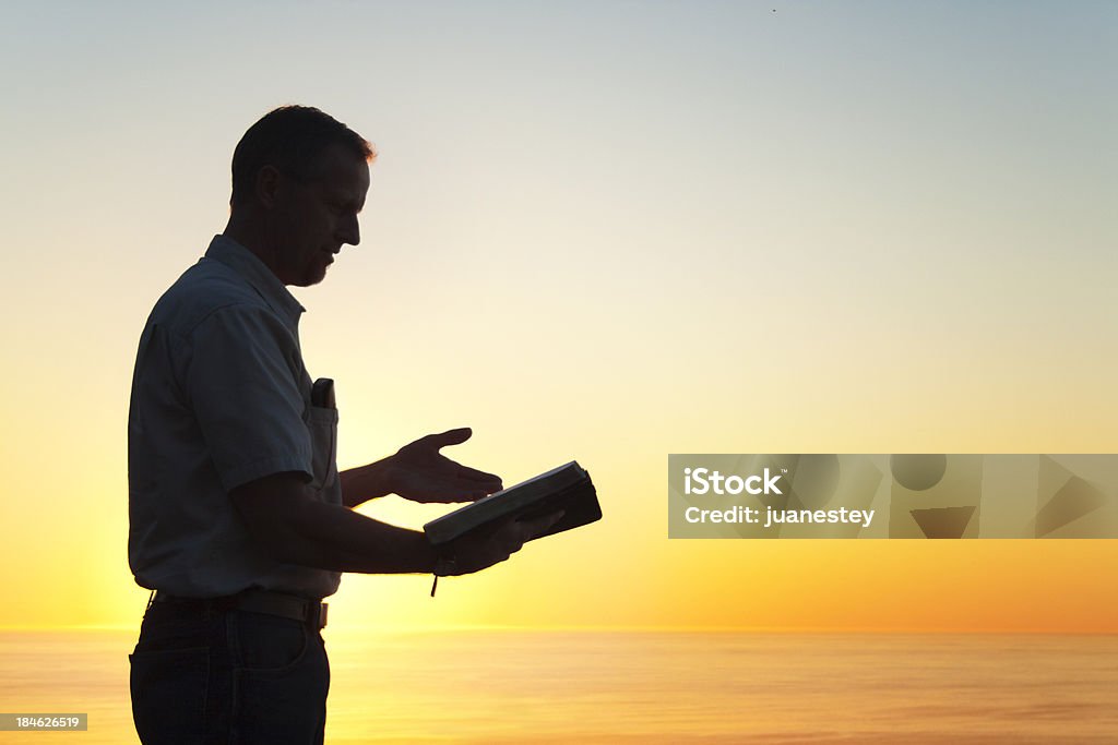 Hombre leyendo un libro de conocimiento - Foto de stock de Evangelista libre de derechos