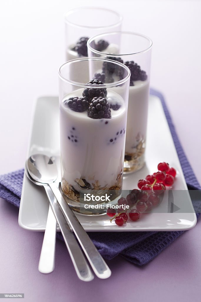 Postres: Blackberry, yogur y cereales - Foto de stock de Alimento libre de derechos