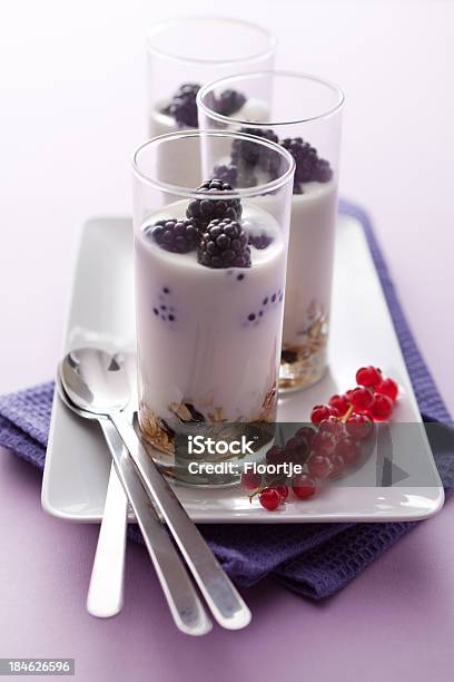 Postres Blackberry Yogur Y Cereales Foto de stock y más banco de imágenes de Alimento - Alimento, Baya, Cereal de desayuno