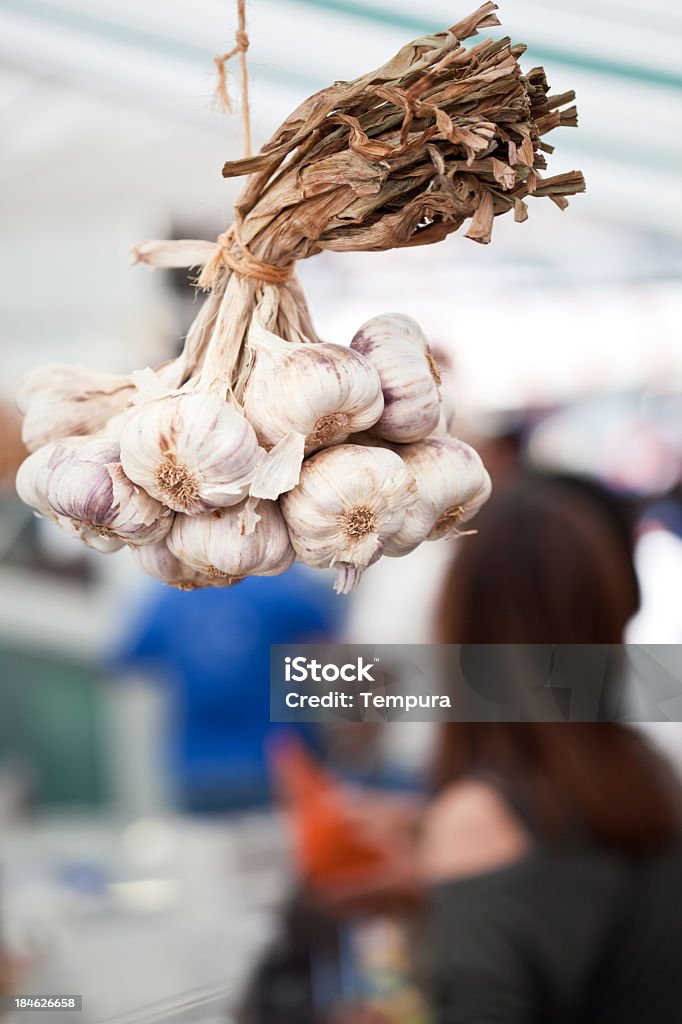 Bundle von garlics hängen auf einem Markt-stall - Lizenzfrei Fotografie Stock-Foto