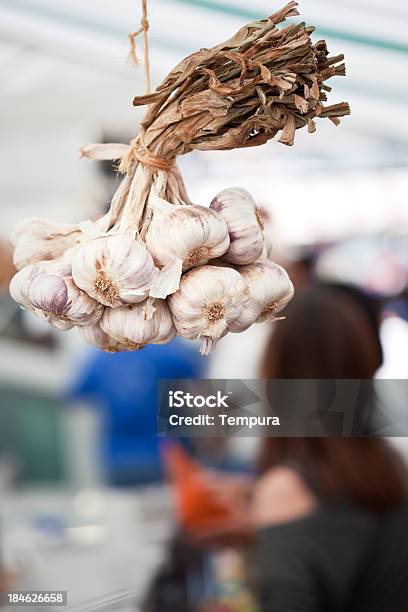 Bundle Von Garlics Hängen Auf Einem Marktstall Stockfoto und mehr Bilder von Fotografie - Fotografie, Gemüse, Geschäft